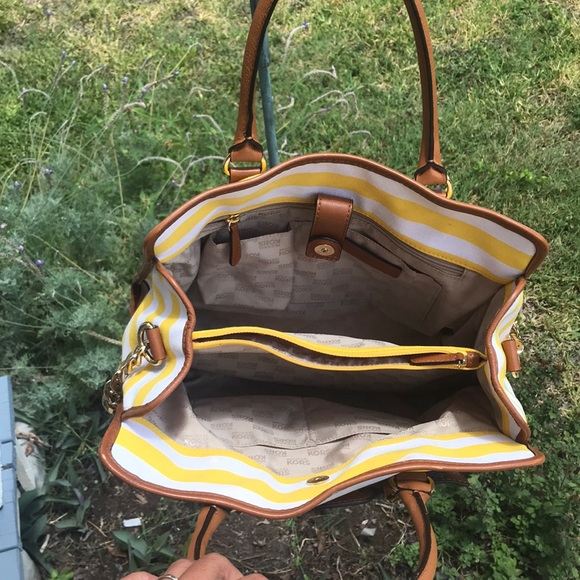 Michael Kors purse - Picture 2 of 4